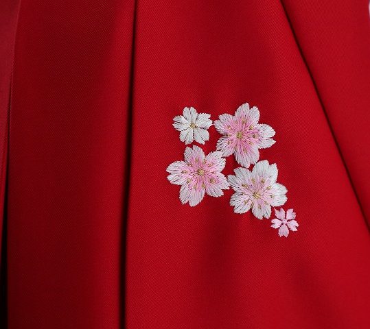 卒業式袴単品レンタル[前後に刺繍]鮮やかな赤色に桜と毬刺繍[身長153-157cm]No.726